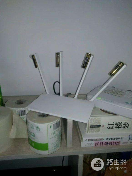 家用路由器信号不好，在天线上绑几个电池，真的会增强信号吗？